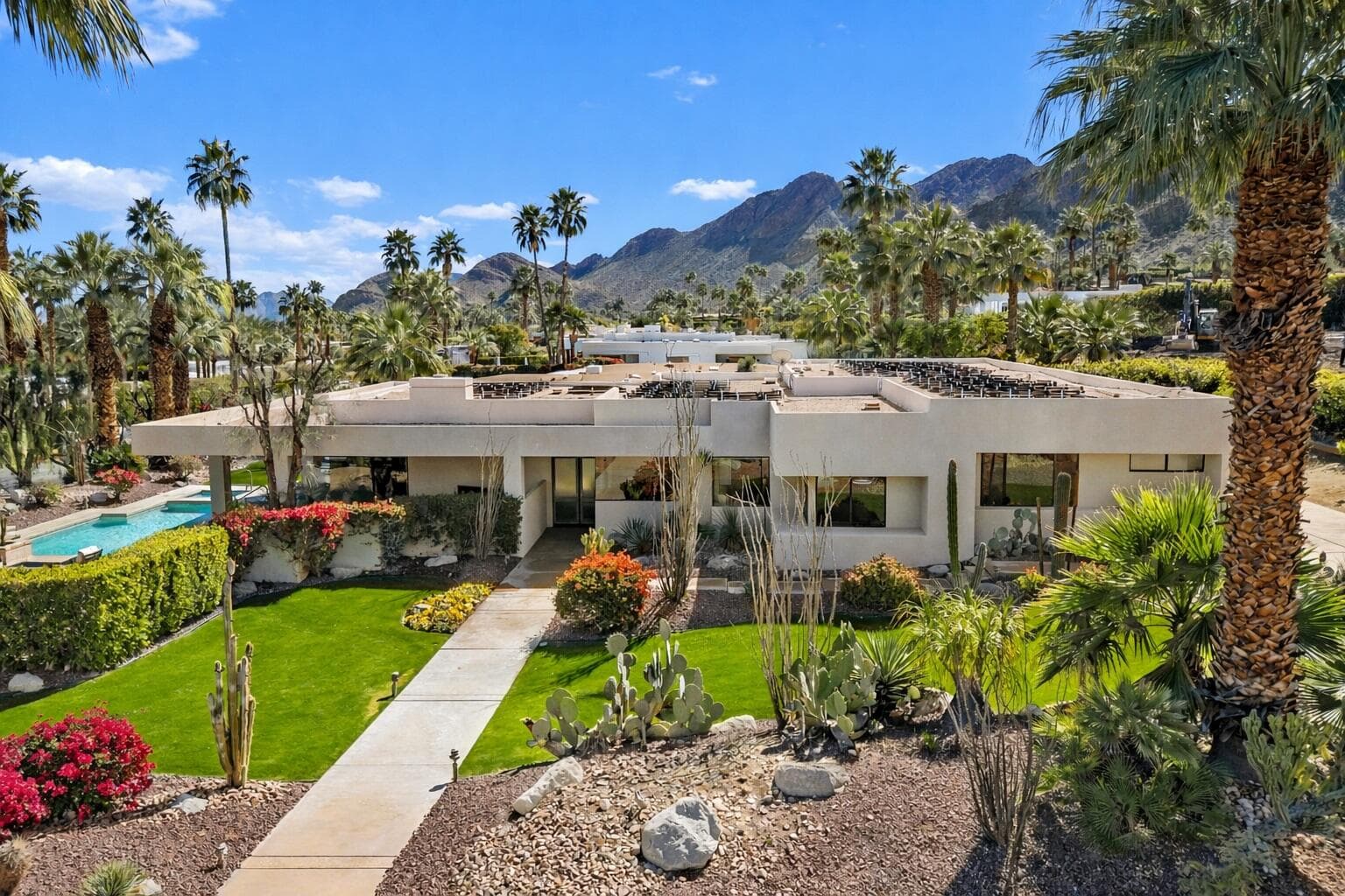 Modern desert home in Palm Springs (1)