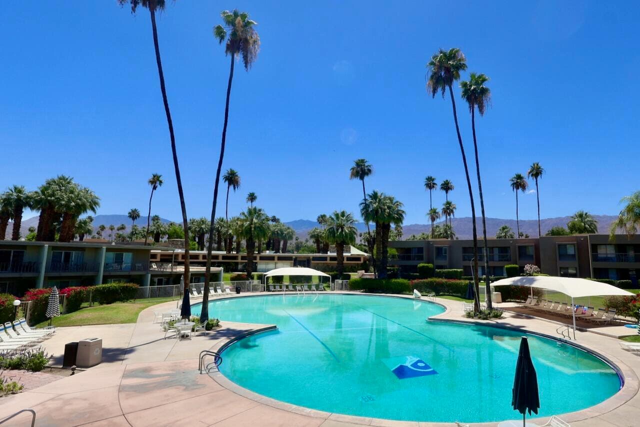 Iconic Figure-Eight Pool