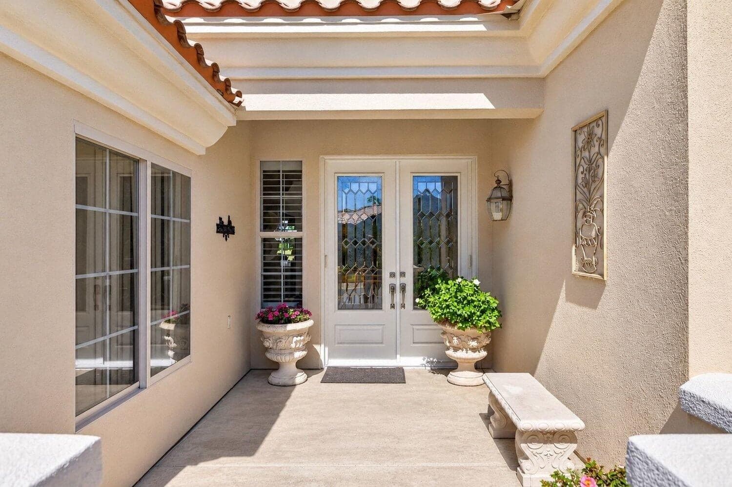 052_sunlit_mediterranean_entryway_with_u